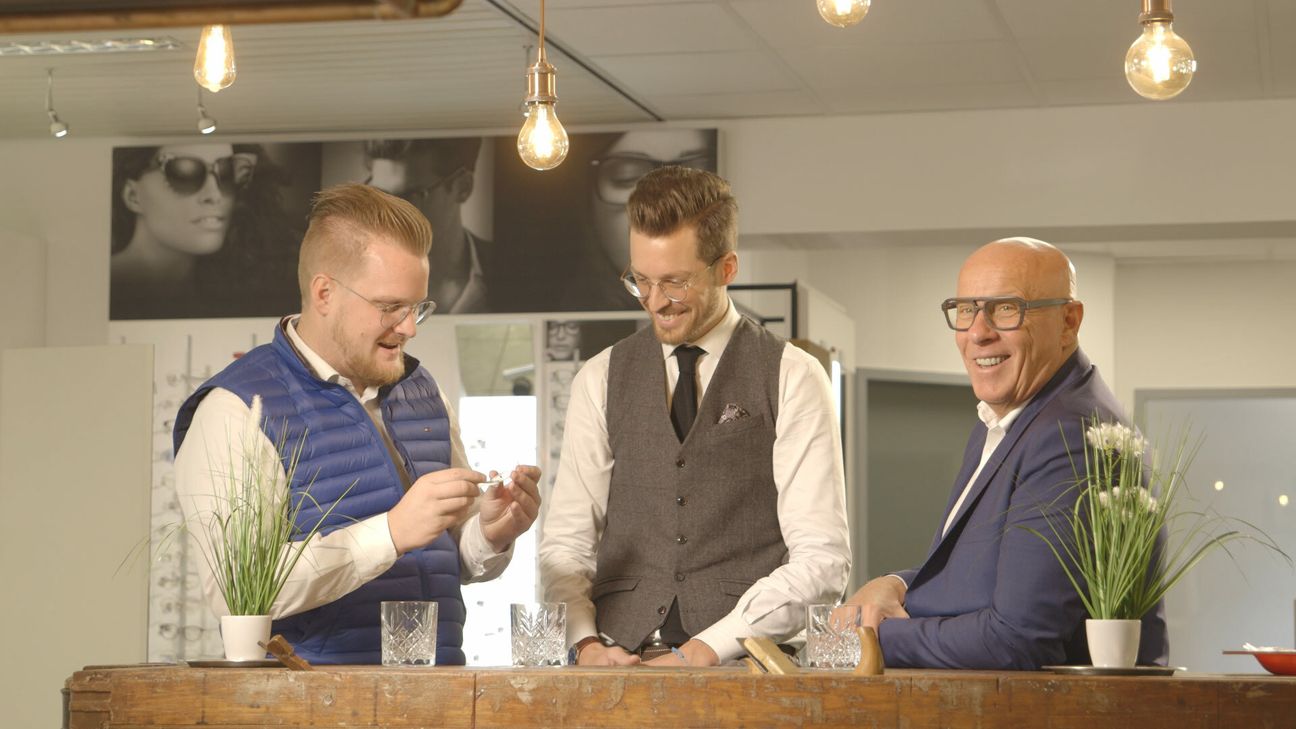 Beat und Urs Kaulard führen das Familienunternehmen in Simmerath im 200. Jahr seines Bestehens. Vater Matthias Kaulard ist wie seine Frau Helen seit 40 Jahren im Betrieb - neben den 17 Fachgeschäften für Augenoptik und/oder Hörakustik hat er das Hotel Kragemann samt Vinothek in Simmerath errichtet und im Schilsbachtal ein einzigartiges Feriendomizil geschaffen.