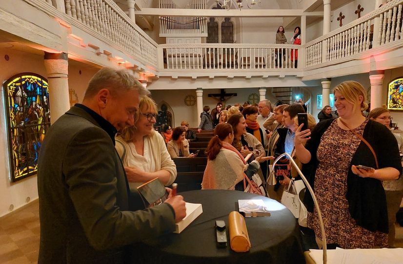 Arno Strobel beim Signieren seiner Bücher.