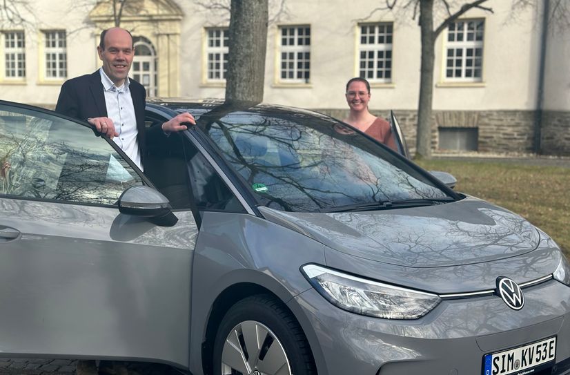 Die Kreisverwaltung freut sich über die Ausstattung des Fuhrparks mit E-Fahrzeugen.