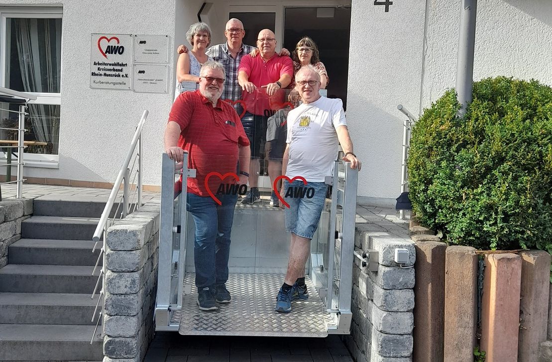 Klaus Gewehr (Vorsitzender), Britta Linn (Leiterin der Kurberatungsstelle), Manfred Schneider (stellv. Vorsitzender), Sven Linn (stellv. Vorsitzender), Andrea Gewehr (Kassiererin) und Bernd Hasselbach (stellv. Vorsitzender) zeigen den neuen Lift.