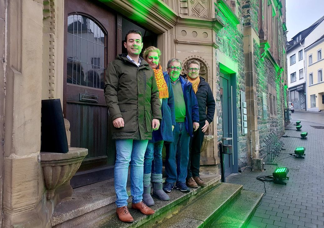 Der Erste Beigeordnete Alexander Burger, das Team der Nestwärme und Stadtbürgermeister Andreas Reymann