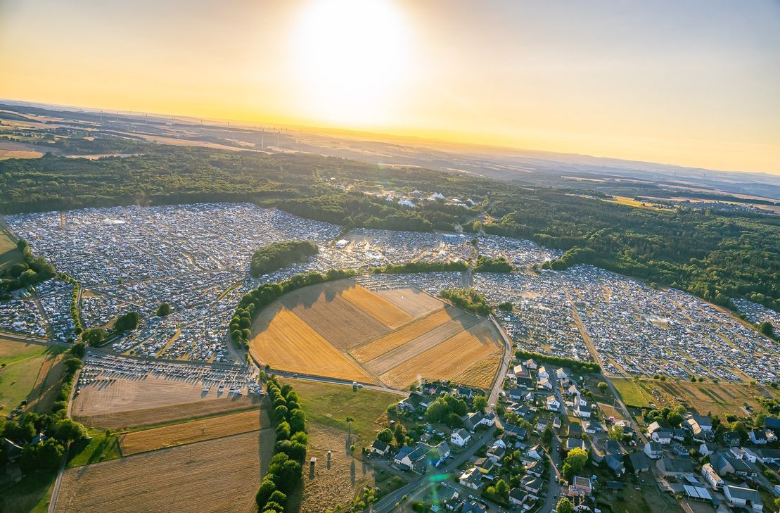150 Fußballfelder groß, zweieinhalb Kilometer von Nord nach Süd: Das CampingVillage hat die Dimensionen einer Stadt - aber statt Einkaufszentren gibt es Techno-Stages.