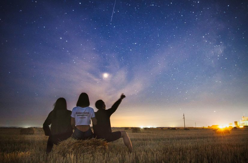 Wer Sternschnuppen bestaunen möchte, der sollte den Perseiden-Meteorstrom im August nicht verpassen.