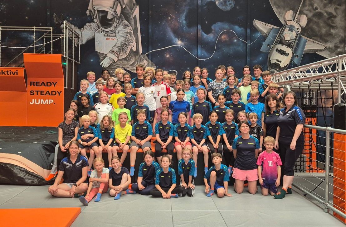 Die Schwimmabteilung der Hansa ist nicht nur im Wasser aktiv, sondern unternimmt auch spaßige Ausflüge wie hier ins Aktivi nach Kall.