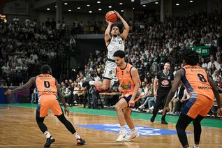 Jordan Roland beim Dreierwurf