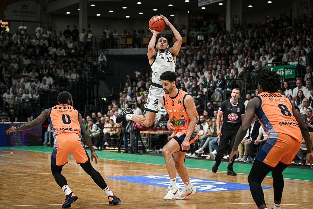 Jordan Roland beim Dreierwurf