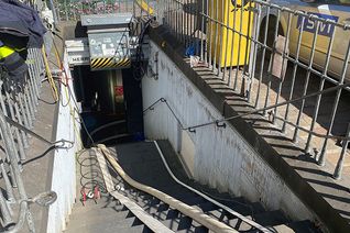 Ein Wasserrohrbruch im Bereich des Trierer Hauptmarktes hat für einen kurzzeitigen Stromausfall in den umliegenden Häusern gesorgt. Die Feuerwehr pumpte den Keller aus.