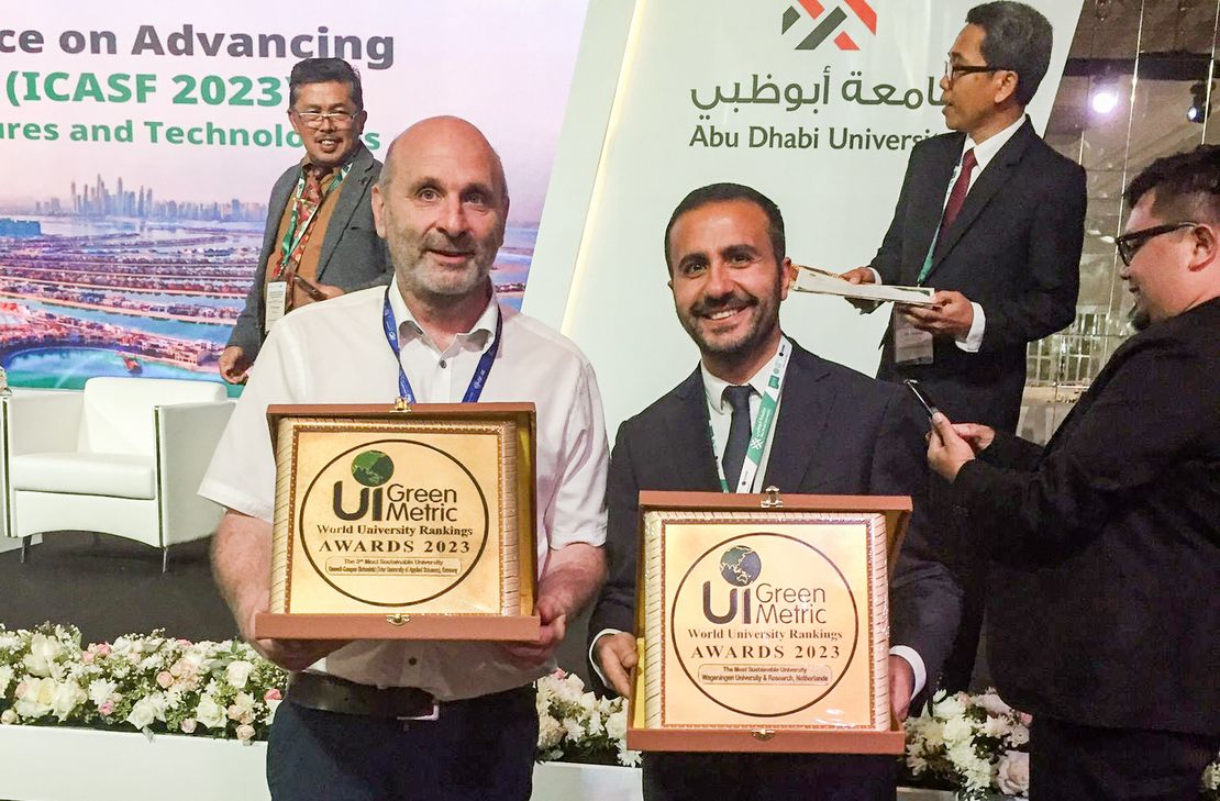 Prof. Heck (links) mit Wassim Beaineh (rechts), dem Repräsentanten der Wageningen University, die den ersten Rang im Ranking belegt.