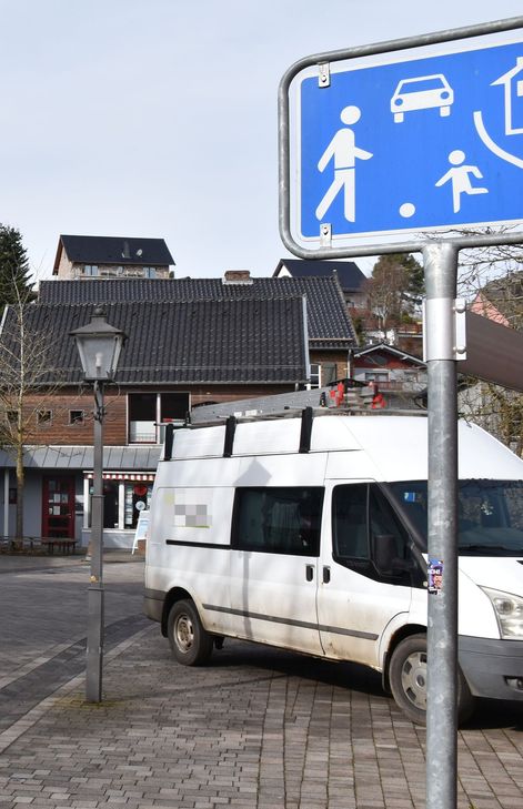 Die Höchstgeschwindigkeit in einem verkehrsberuhigten Bereich beträgt Schrittgeschwindigkeit, also maximal 7 km/h. Die in der Spielstraße geltenden Regeln sehen vor, dass Fußgänger gleichberechtigt mit Autofahrern am beruhigten Verkehr teilnehmen. Daher dürfen Autofahrer Fußgänger weder behindern noch gefährden.