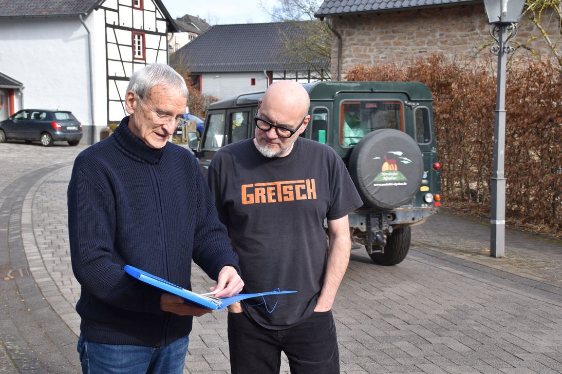 Franz-Josef Hilger (v.li.) und Andreas Reck bereiten mit Stefan Philipps (nicht auf dem Foto) einen offiziellen Bürgerantrag zur aktuellen Verkehrssituation in der Steinfelder Straße/Schulstraße vor.