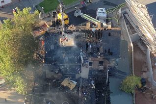 Das mit einer Drohne aufgenommene Luftbild zeigt das Ausmaß des Brands.