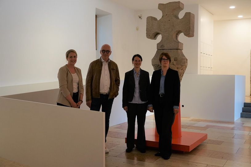 Dana Bonertz, Vertreterin der Nikolaus Koch Stiftung
Gerd Dahm, Behindertenbeauftragter der Stadt Trier
Dr. Viola Skiba, Museumsdirektorin der Stadt Trier
Vor Marktkreuz: Dr. Dorothée Henschel, Verantwortliche für kulturelle Bildung im Stadtmuseum Simeonstift