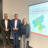 V.l.: Sascha Ternes, Betriebsleiter, Benedikt Oster, MdL und Daniela von Hertell, ISB.