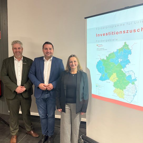 V.l.: Sascha Ternes, Betriebsleiter, Benedikt Oster, MdL und Daniela von Hertell, ISB.