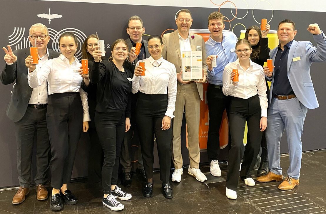 Jubel auf der ProWein: Mitarbeiter der Peter Mertes KG freuen sich über die Auszeichnung ihrer Neuprodukte Bree Spritz Aperitivo und Bree Spritz Aperitivo alkoholfrei. Mit auf dem Bild sind Marcus Dusemund, Vertriebsdirektor Inland (Mitte, mit Award), und Gerd Rehm, Vertriebsdirektor Export (links).
