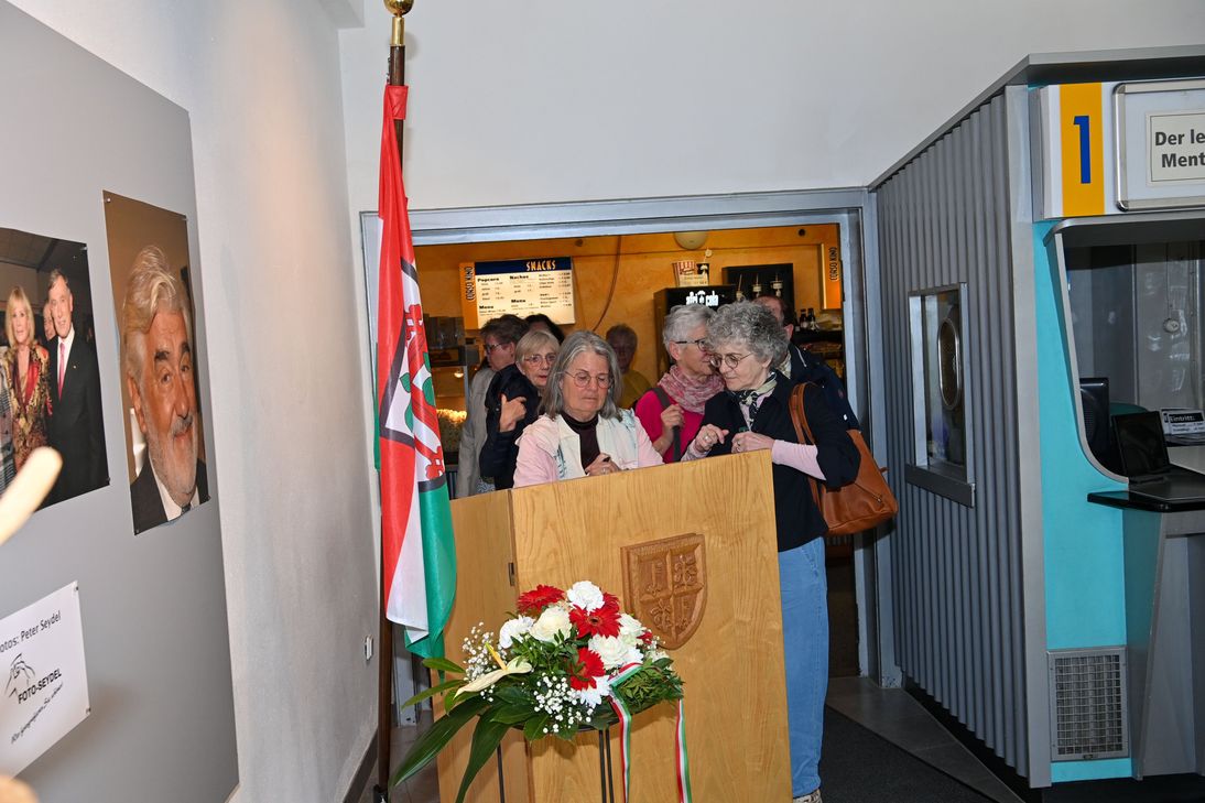 Auch im Corso Kino lag das Kondolenzbuch aus, in das sich die Bürger/innen eintragen konnten.