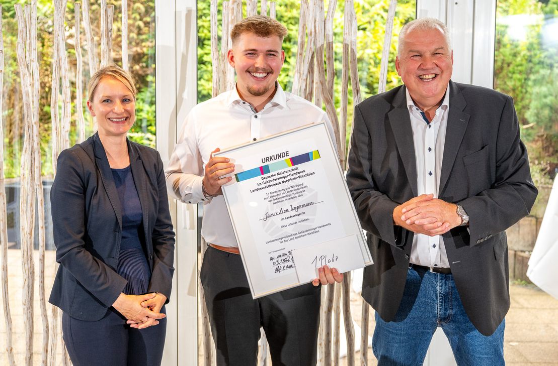 Jamie Lion Ungermann hat nicht nur im Kammerbezirk Aachen die beste Gesellenprüfung abgelegt, sondern auch beim Landeswettbewerb den Sieg errungen. Die Urkunde erhielt er von Landeslehrlingswart Siegfried Ruhkamp und der Obermeisterin Nadine Ludwigs.
