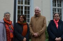 V.l.n.r.: Zonta-Präsidentin Christine Wirtz, Oberbürgermeister Wolfram Leibe und Kanzlerin der Universität Trier Dr. Ulrike Graßnick bei der Flagenhissung vor dem Rathaus.