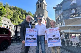 Rotary-Präsident Matthias Schwanitz, der musikalische Leiter des A Capella-Chores »Flow« Luc Nelissen und Organisatorin Jaqueline Huppertz freuen sich auf »Rotary in Concert« in der Monschauer Aukirche.