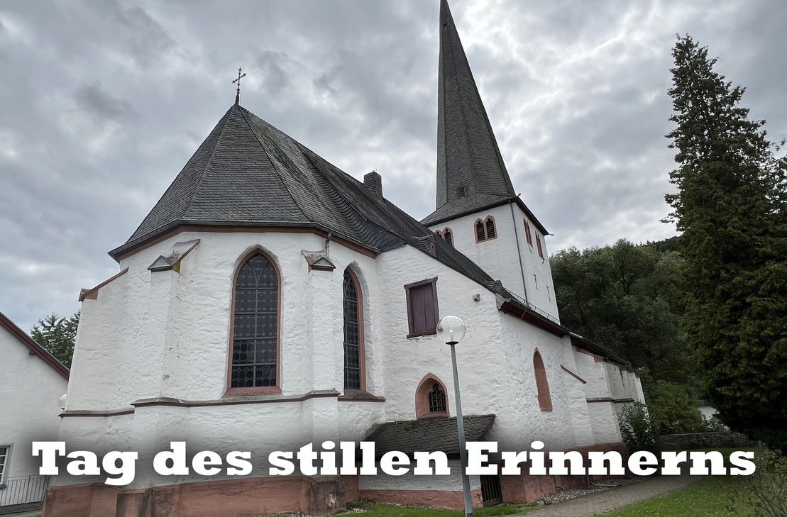 Um 20.30 Uhr laden die beiden Pfarrer, Philip Cuck und Erik Schumacher, Menschen aller Glaubensrichtungen in die katholische Kirche in Olef zum gemeinsamen Gebet und Erinnern ein.