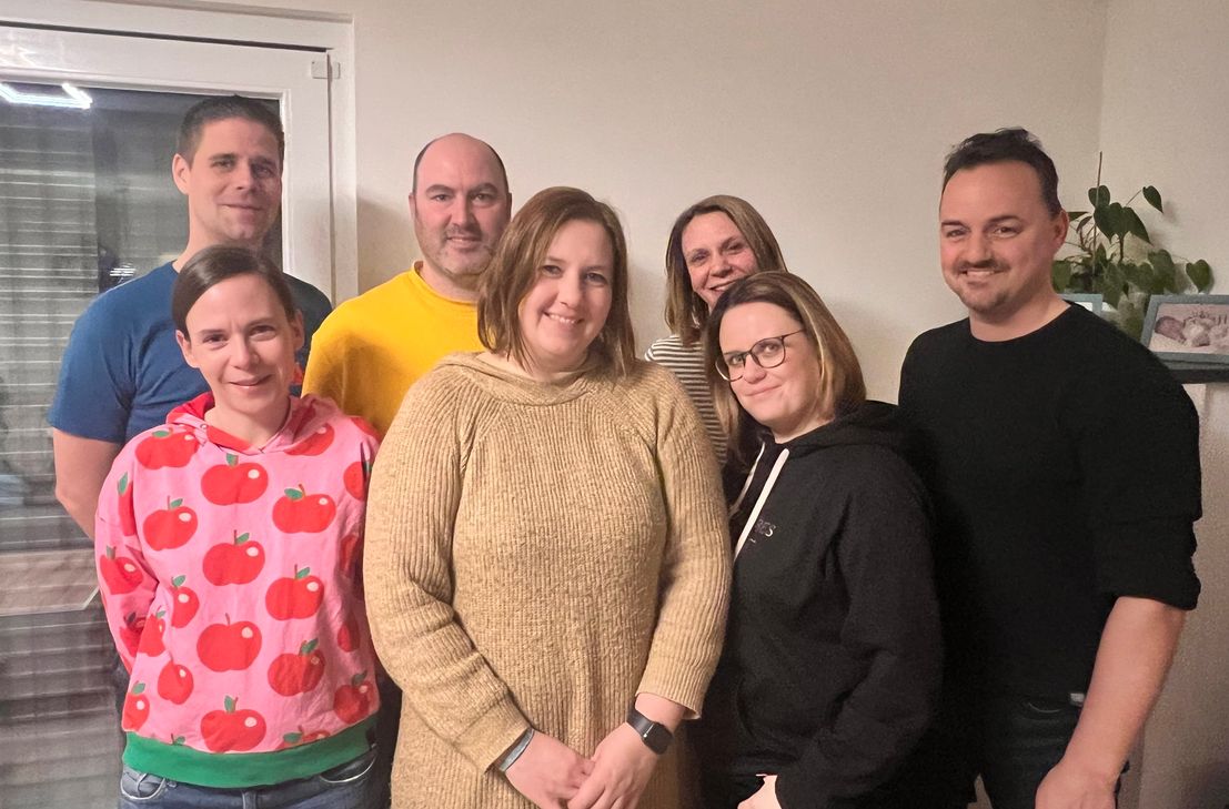 Die Arbeitsgruppe zum Ferienlager trifft sich in regelmäßigen Abständen, um alle Details zu planen. Auf dem Foro ist nur ein Teil der Gruppe abgebildet: v.l.: Christopher Gabbert (Lagerleitung), Regina Allwißner, Harry Braun, Miriam Braun, Katja Lauscher, Simone Gabbert und Christian Krings.