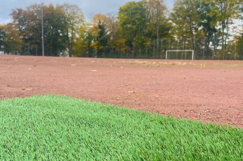 Der bestehende Hartplatz in Trier-Heiligkreuz soll durch einen modernen Kunstrasenplatz ersetzt werden.