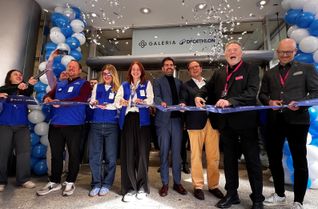 Bandschnitt mit Konfettiregen: Galeria Trier und Decathlon feierten heute unter anderem mit Bildungsminister Sven Teuber und Innenstadtdezernent Ralf Britten gemeinsam ihre Neueröffnung in der Simeonstraße