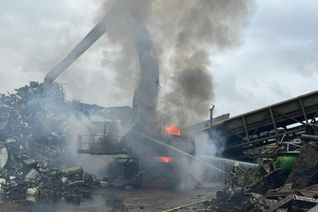 Der brennende Bagger auf dem Gelände des Industriebetriebs.