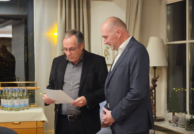 Landrat Gregor Eibes (links) vereidigt Andreas Kruppert als seinen Nachfolger für das Amt des Verbandsvorstehers des Zweckverbands A.R.T.