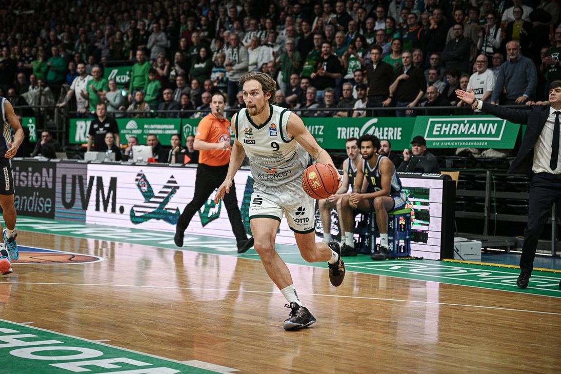 Maco Hollersbacher mit der Nummer 9 bei den Trierern.