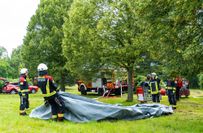 Die Feuerwehr beim Aufbau eines Löschwasserfaltbehälters.