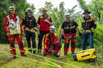 Boppards Bürgermeister Jörg Haseneier (rechts) verschafftes sich vor Ort einen Eindruck vom Verlauf der Übung, hier mit Kräften aus der Höhenrettung der Feuerwehr Boppard.