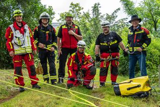 Boppards Bürgermeister Jörg Haseneier (rechts) verschafftes sich vor Ort einen Eindruck vom Verlauf der Übung, hier mit Kräften aus der Höhenrettung der Feuerwehr Boppard.