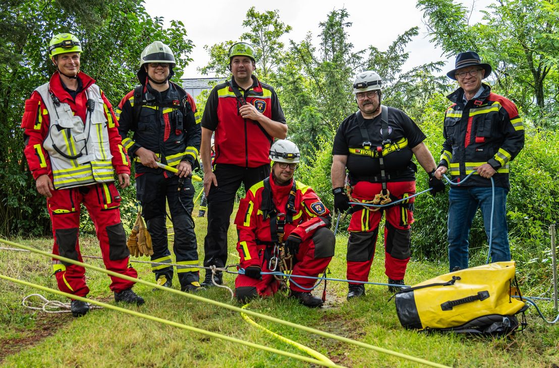 Boppards Bürgermeister Jörg Haseneier (rechts) verschafftes sich vor Ort einen Eindruck vom Verlauf der Übung, hier mit Kräften aus der Höhenrettung der Feuerwehr Boppard.