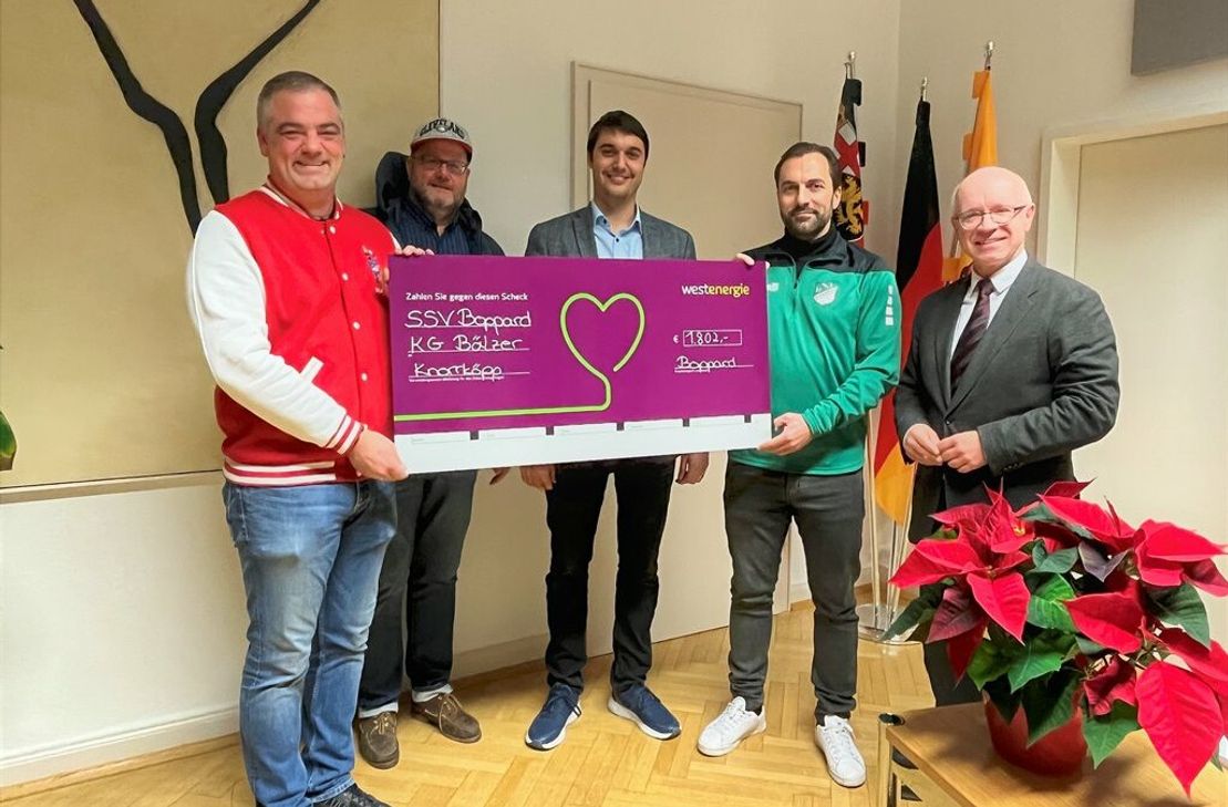 V.l.: Markus Hofmann (Karnevalsgesellschaft Bälzer Knorrköpp), Rolf Mayer (Leiter Stadthalle Boppard), Westenergie-Regionalmanager Florian Schmidt, Maximilian Hetmann (SSV Boppard) sowie Stadtbürgermeister Jörg Haseneier bei der Spendenscheckübergabe im Rathaus.