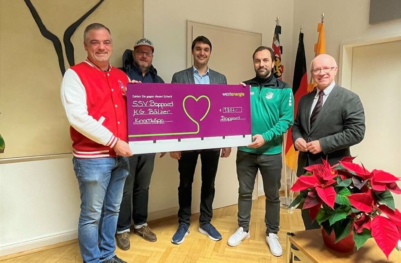 V.l.: Markus Hofmann (Karnevalsgesellschaft Bälzer Knorrköpp), Rolf Mayer (Leiter Stadthalle Boppard), Westenergie-Regionalmanager Florian Schmidt, Maximilian Hetmann (SSV Boppard) sowie Stadtbürgermeister Jörg Haseneier bei der Spendenscheckübergabe im Rathaus.