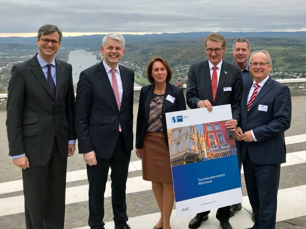 Blick auf das Tourismusland am Rhein, insbesondere im Linksrheinischen: (v.l.) Dr. Hubertus Hille (IHK), Staatssekretär Christoph Dammermann (NRW-Landwirtschaftsministerium), Nicole Westig (Bundestag), Professor Stephan Wimmers (IHK), Peter Wirtz (Bürgermeister Königswinter) und Fritz Rötting (Geschäftsführer IHK Aachen) trafen sich am Drachenfels, um die Ergebnisse des ersten »Tourismusbarometers Rheinland« zu besprechen.Foto: IHK Aachen
