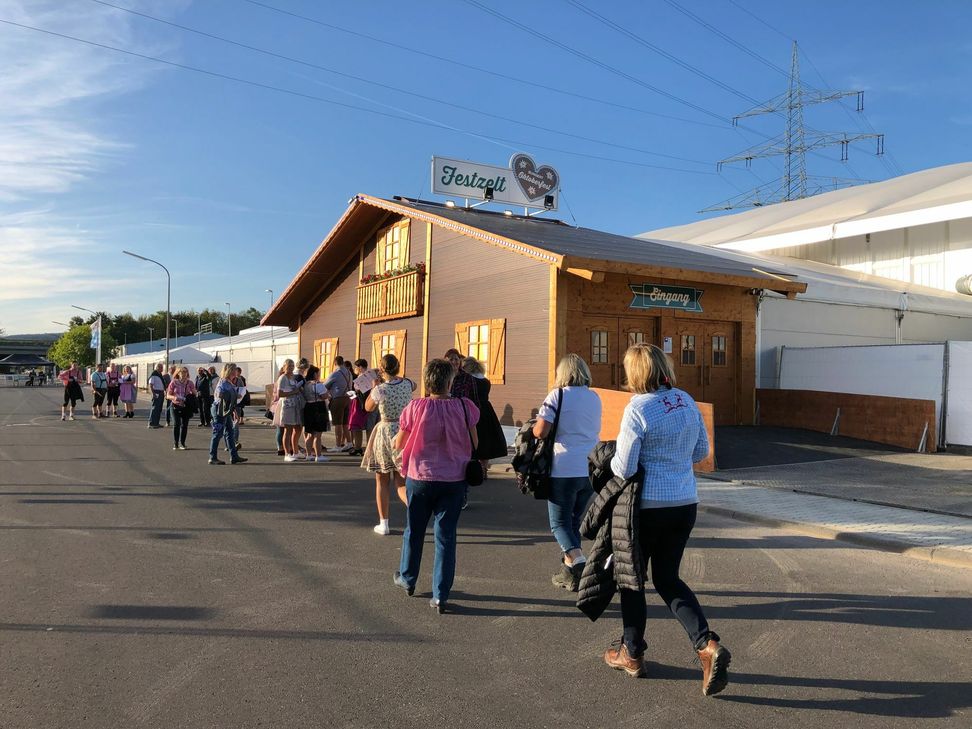 Eingang des Bungert Oktoberfestzeltes in Wittlich. Foto: Stieren