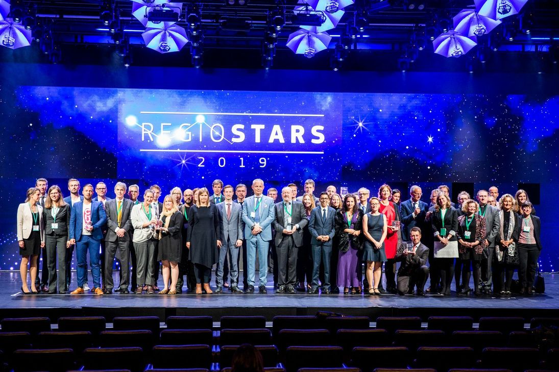 Die Preisverleihung der RegioStars 2019 fand vergangene Woche in Brüssel statt. Stellvertretend für das Projekt "Energiewaben GR" haben Horst Juri, IZES aus Saarbrücken, und Maëlle Berthelemy, Referentin Kommunikation für das EU-Förderprogramm INTERREG V A Großregion, den Preis entgegen genommen. Foto: FF