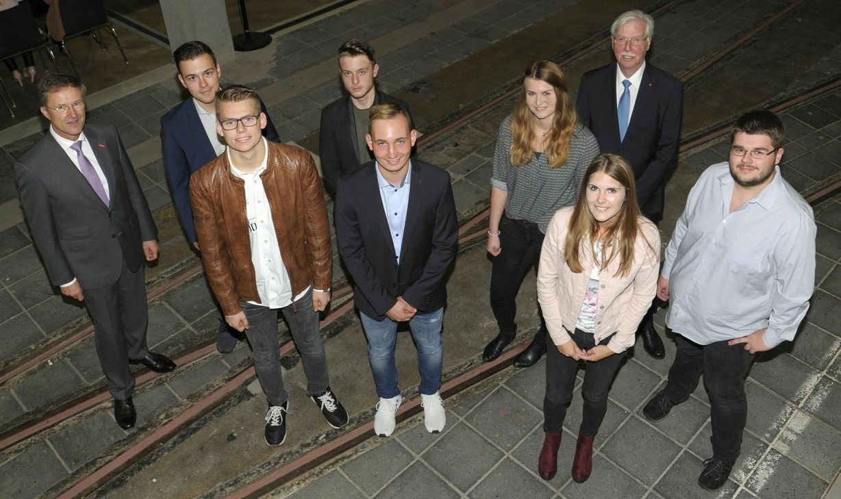 Die Kammersieger aus dem Kreis Euskirchen mit Kammerpräsident Dieter Philipp (hinten) und -Hauptgeschäftsführer Peter Deckers (li.). Foto: Handwerkskammer Aachen