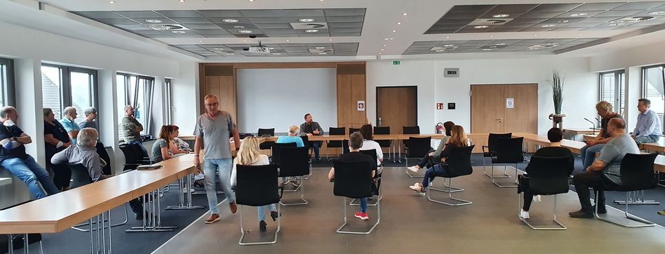 Lagebesprechung Freitag kurz nach 8.30 Uhr im Rathaus Mechernich: Die Verantwortlichen haben sich um den Ersten Beigeordneten Thomas Hambach versammelt, die Situation ist nach wie ernst, aber das Hilfssystem funktioniert. Ordnungsamtschefin Silvia Jambor (5.v.l.): „Hilfegesuche und Hilfsangebote im Rathaus melden, wir bringen vermittelnd beides zusammen!“ Foto: Manfred Lang/pp/Agentur ProfiPress