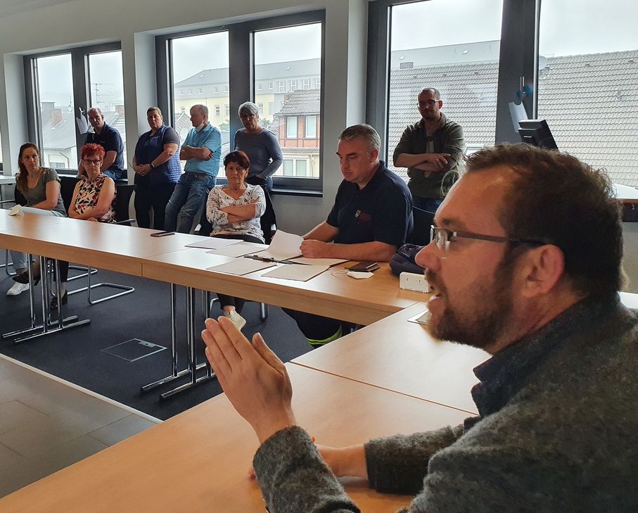 Lagebesprechung um den stellvertretenden Mechernicher Stadtverwaltungschef Thomas Hambach und Stadtbrandmeister Jens Schreiber (3.v.r.). Im Rathaus und bei der Feuerwehr wird alles koordiniert – auch für den ausgefallenen Notruf 112 hat man Ersatz geschaffen: (0 24 43) 49 44 00. Foto: Manfred Lang/pp/Agentur ProfiPress