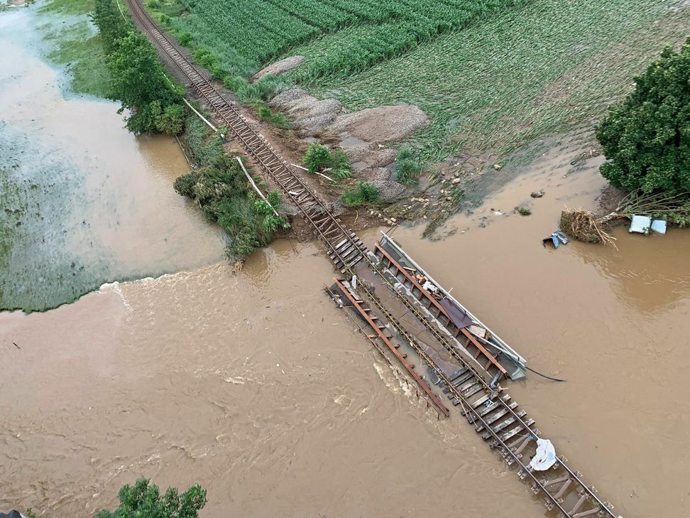 Neben dem Ahrtal hat es die Bahnstrecken rund im Kreis Euskirchen - wie hier zwischen Euskirchen und Bad Münstereifel - besonders heftig getroffen. Foto: Deutsche Bahn AG / Alexander Menk