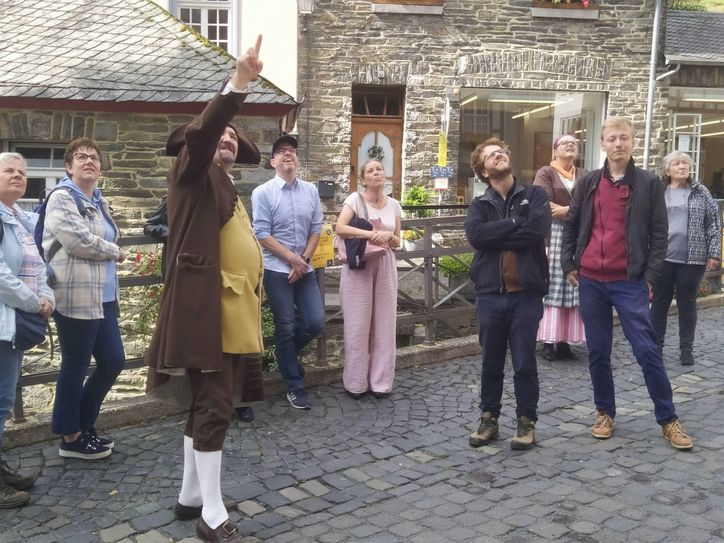 Besucher beim Tag des offenen Denkmals in der Monschauer Altstadt - hier am Haus Troistorff