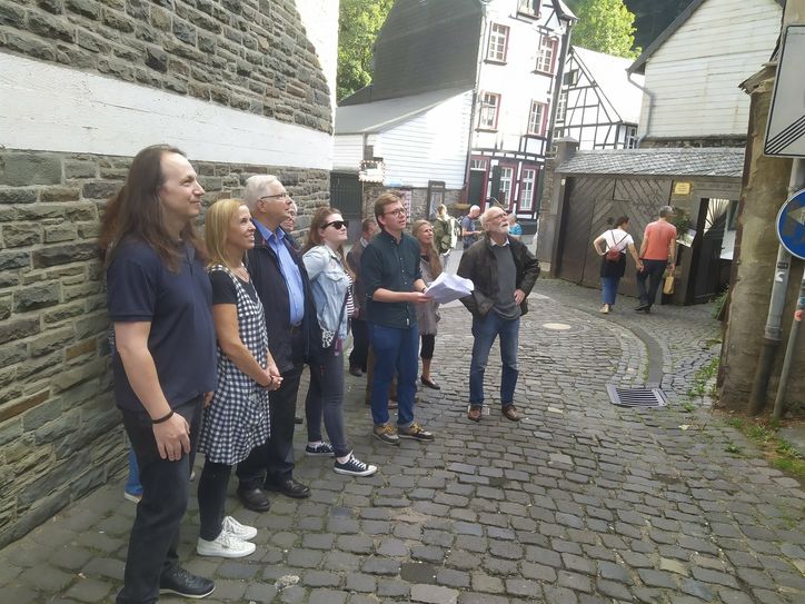 Besucher beim Tag des offenen Denkmals in der Monschauer Altstadt - hier am "Viertelhaus"