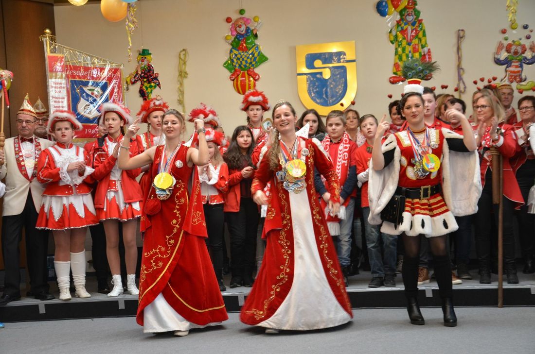 Nicht auf der Nase, sondern vor der Nase des Bürgermeisters tanzt das Damen-Dreigestirn vom Rursee.