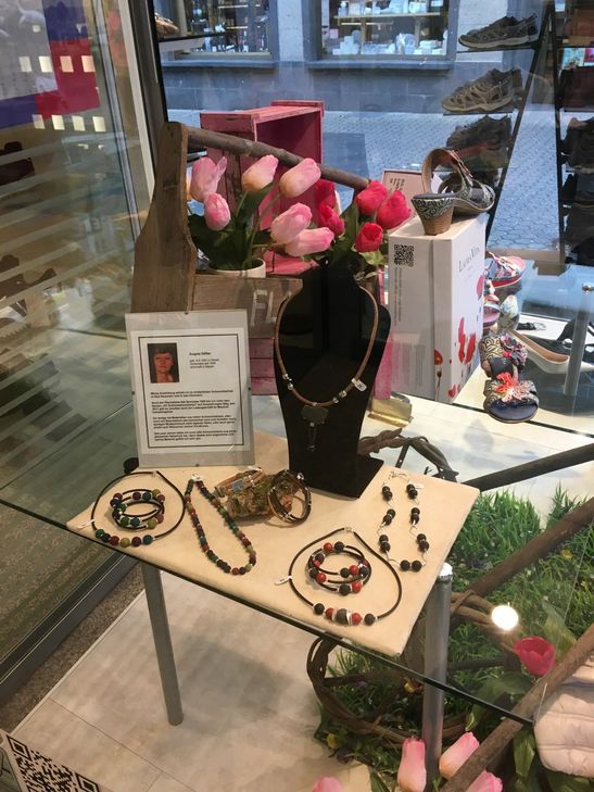 Ab dem 19. Februar kann man Kunstwerke regionaler Künstlerinnen in der Mayener Innenstadt bewundern - wie beispielsweise Schmuck von Angela Stifter im "Schuhhaus Steinebach".