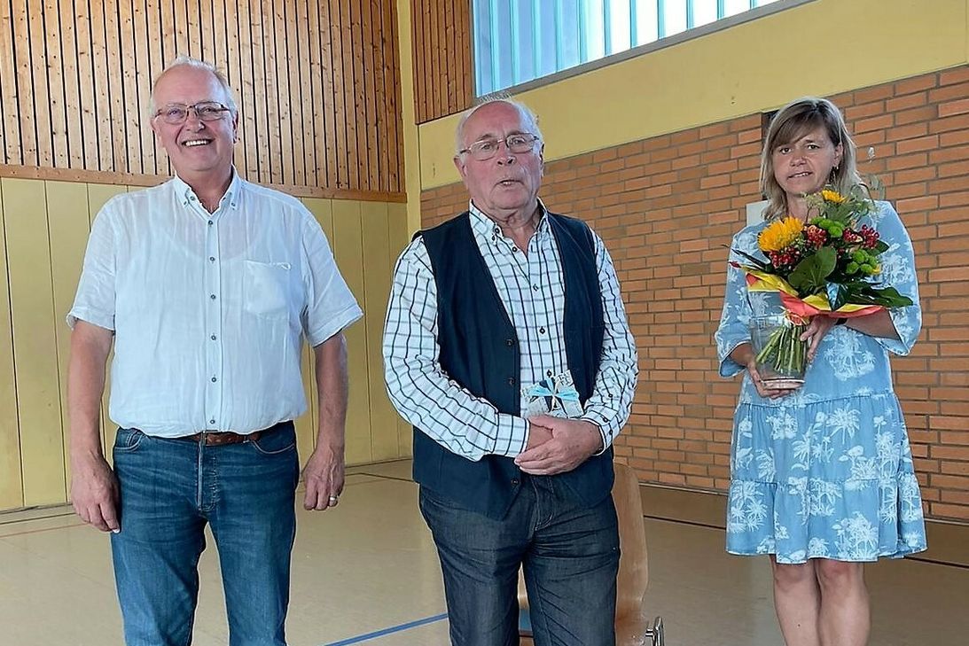 Stephan Idel (links) und Bettina Lenz bedankten sich bei Manfred Ostermann für die jahrzehntelange Vorstandarbeit für den Förderverein Ehemalige Synagoge Bruttig.