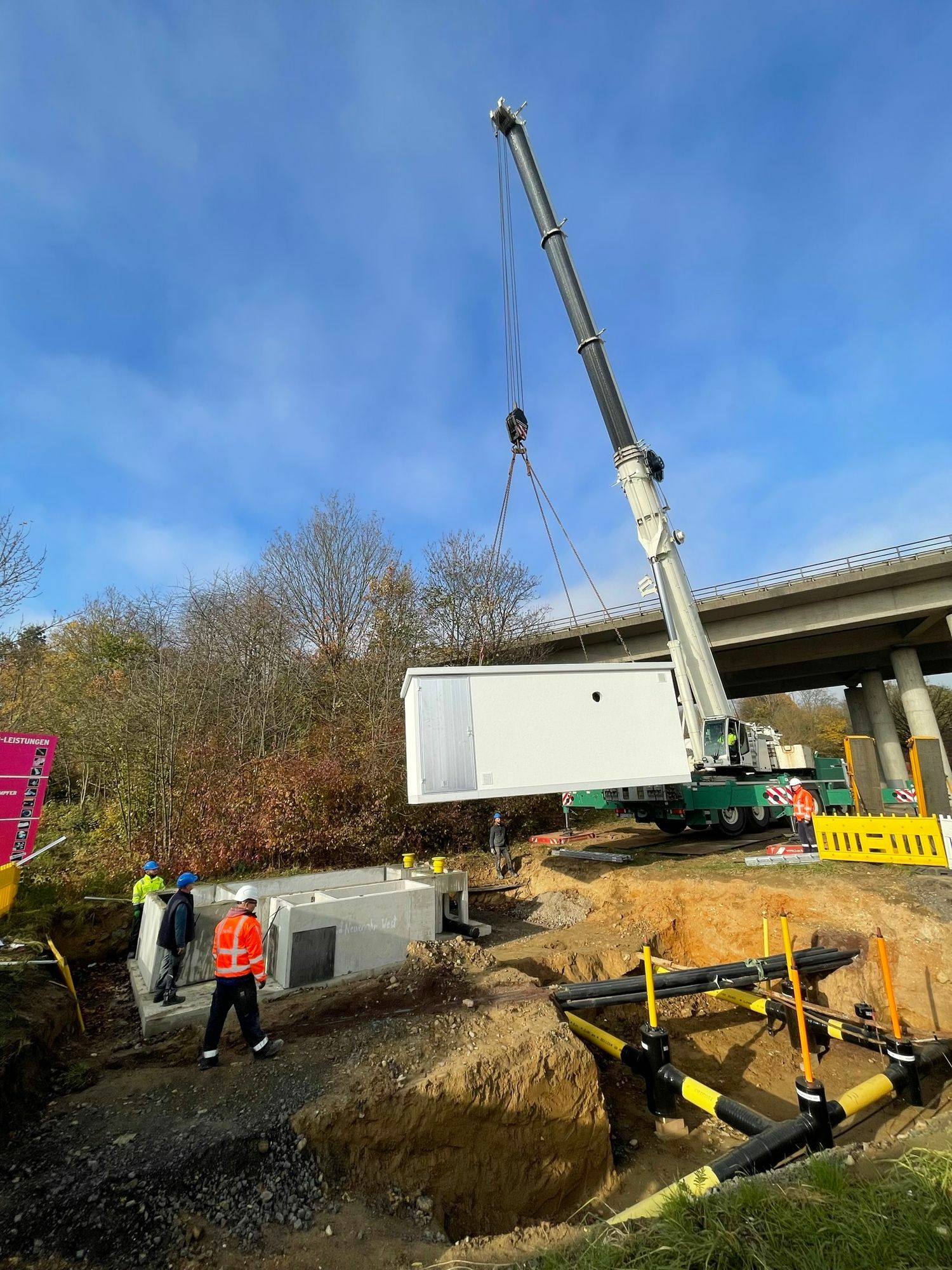 Mit einem Schwerlastkran ist am Donnerstag die Gasdruckregelstation West an der Ringener Straße angeliefert worden. Foto: Peerenboom/evm