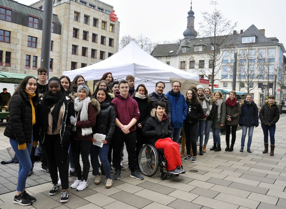 Brachten Stolperstein-Projekte in Bad Kreuznach auf den Weg: Schülerinnen und Schüler der IGS Sophie-Sondhelm und des Lina-Hilger-Gymnasiums.